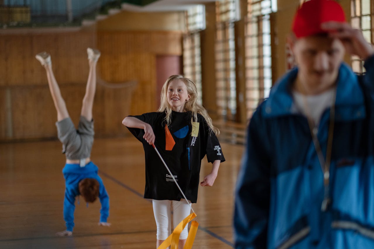 Kinder beim Training in der Sporthalle mit Bewegung und Koordination