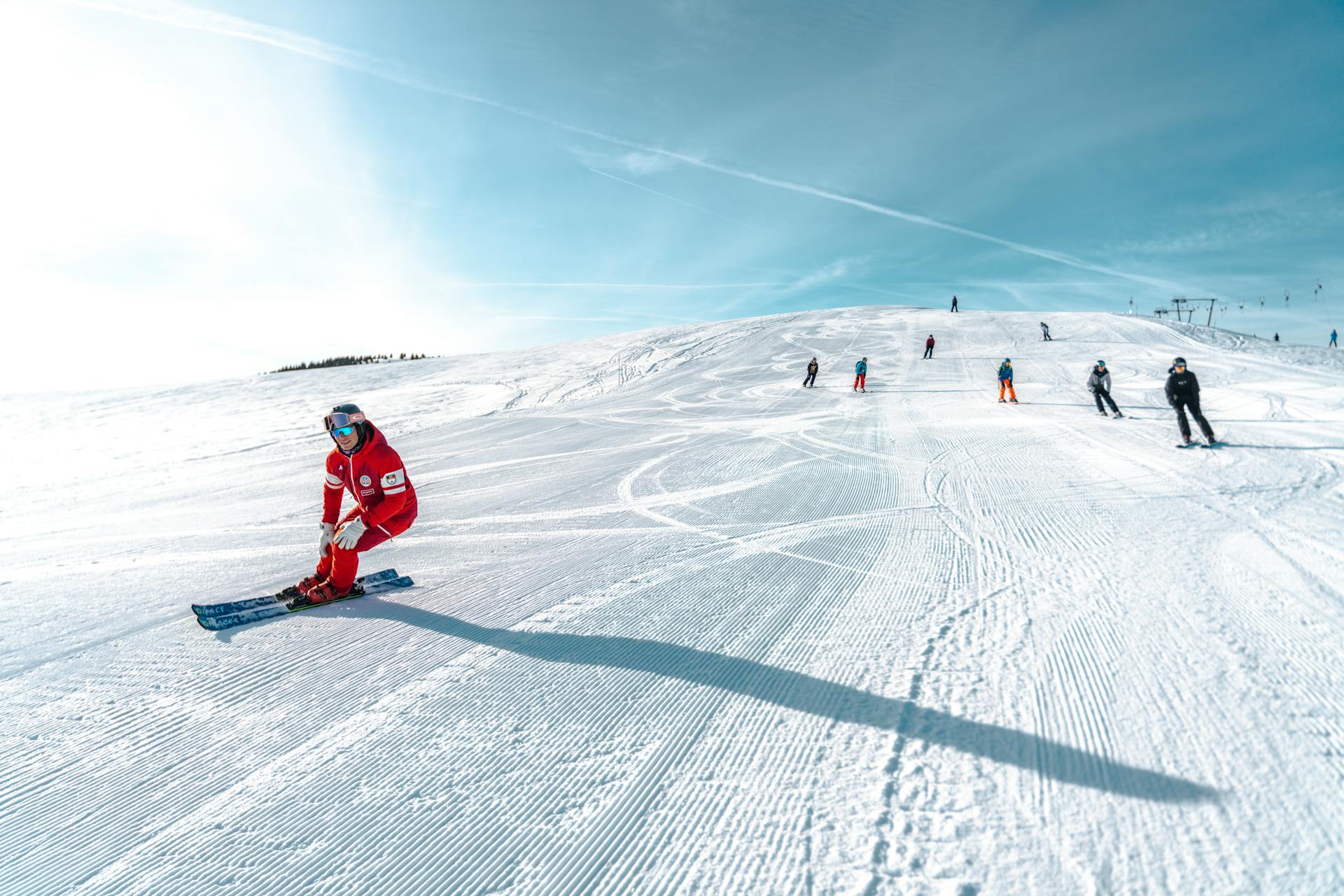 Skifahrer auf einer präparierten Piste beim Skitraining