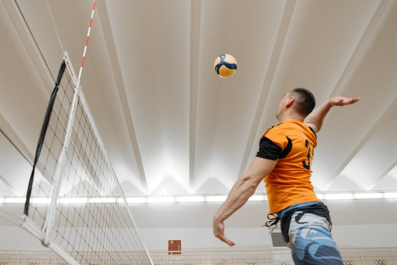 Volleyballspieler beim Angriffsschlag in der Sporthalle