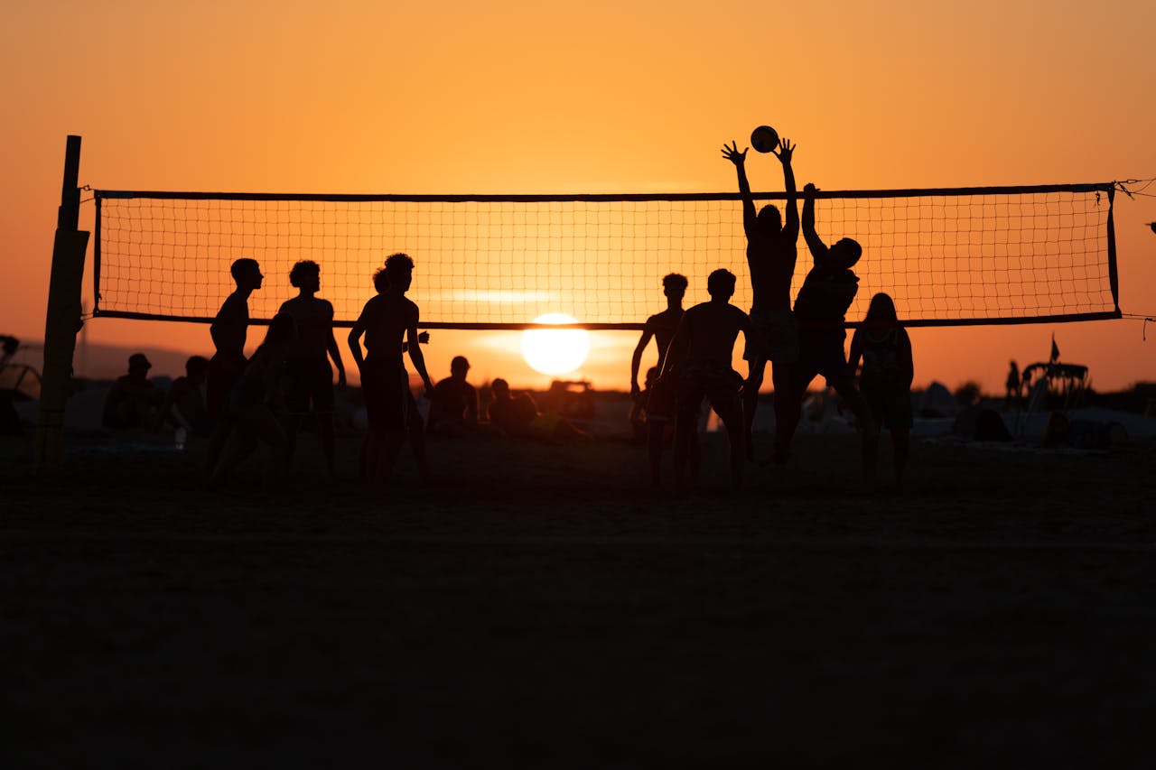 Volleyballspiel im Freien bei Sonnenuntergang