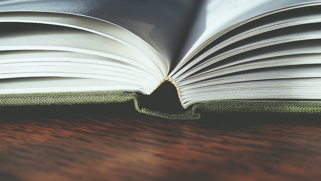 Buch auf Holztisch