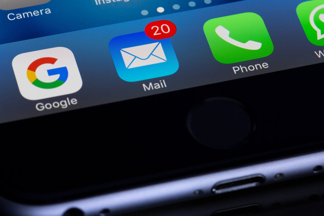 Makro-Aufnahme von Handy-Display Google, Mail und Telefon